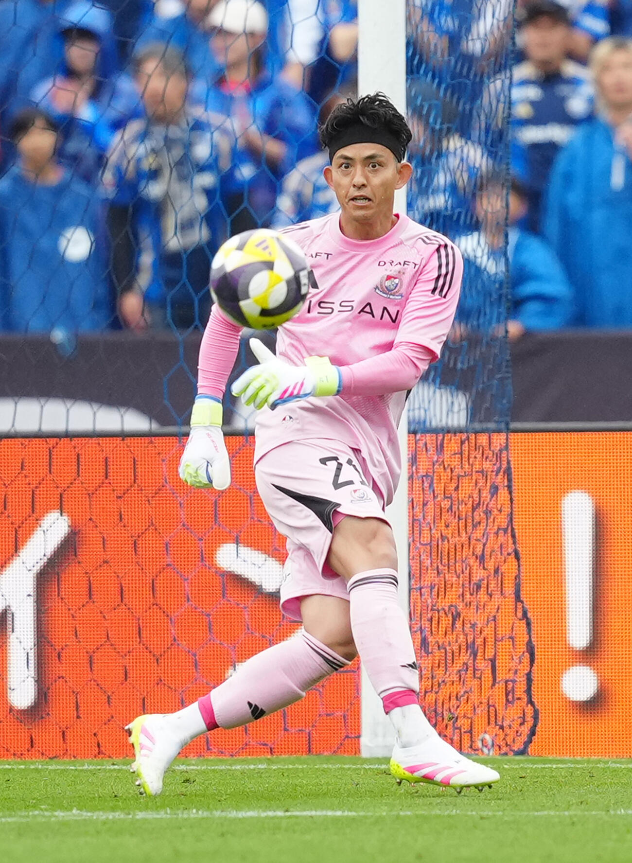 前線にキックする横浜GK飯倉大樹（2025年5月31日撮影）