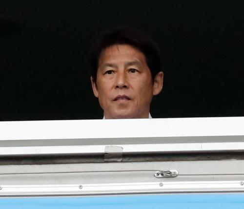 浦和対鳥栖の試合を視察する日本代表の西野監督（撮影・浅見桂子）