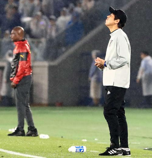 日本対ガーナ　試合終了のホイッスルを聞き厳しい表情の西野監督（右）（撮影・江口和貴）