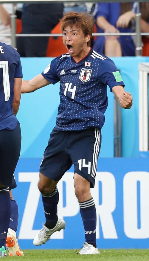 前半、同点ゴールを決め、喜ぶ乾（撮影・ＰＩＫＯ）
