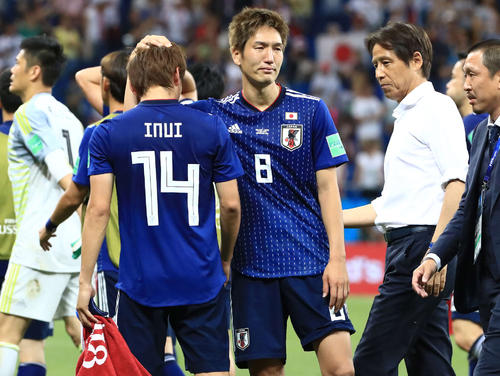 試合後、涙する乾（中央左）をねぎらう原口（撮影・江口和貴）