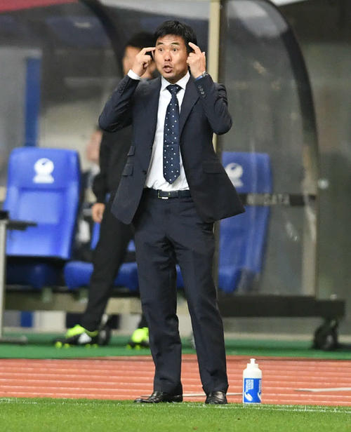 日本対パナマ 前半、南野が先制点を決めて森保監督は選手に指示を出す(撮影・山崎安昭)