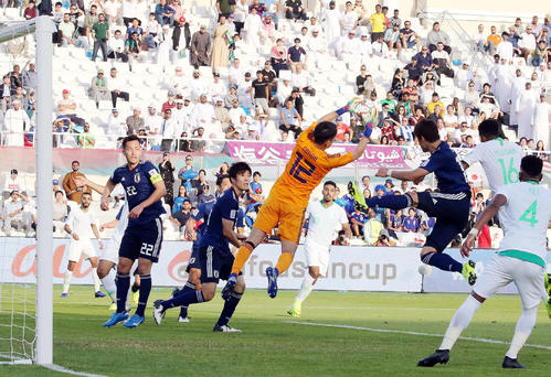 日本対サウジアラビア 後半、ゴール前に上がったボールを飛び出してキャッチするGK権田(中央)(撮影・河野匠)