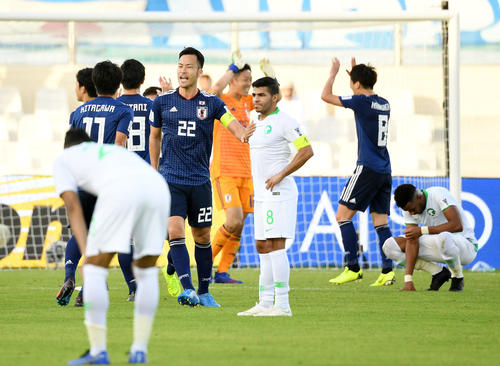 日本対サウジアラビア サウジアラビアに勝利し雄たけびを上げる吉田(中央)(撮影・横山健太)