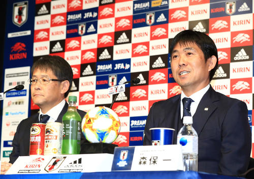 日本代表メンバー発表会見に臨む森保監督（右）。左は関塚技術委員長（撮影・江口和貴）