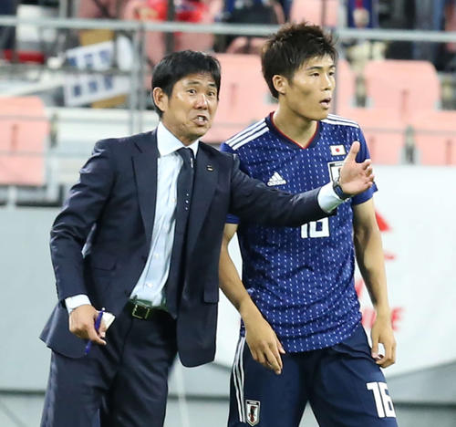 日本対トニリダード・トバゴ　前半、冨安（右）に指示を送る森保監督（撮影・河野匠）　
