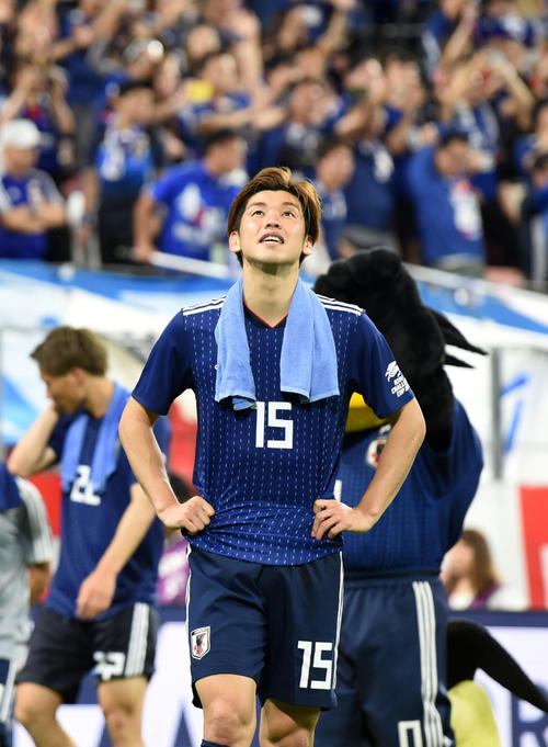 日本対トリニダード・トバゴ　試合を終え、悔しそうな表情で天を仰ぐ大迫（撮影・横山健太）