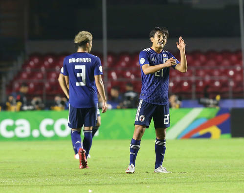 日本対チリ　後半、決定機を逃し悔しがる久保。左は中山（撮影・河野匠）