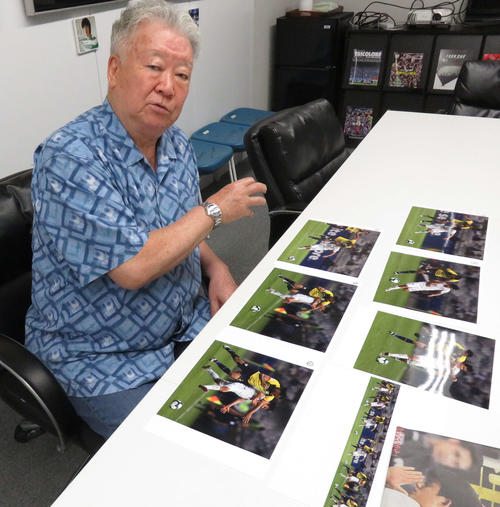 久保のプレー写真を見ながら話す越後氏