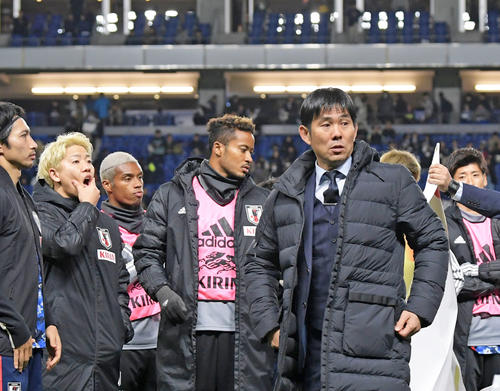 試合を終え、厳しい表情を見せる森保監督（右）（撮影・横山健太）