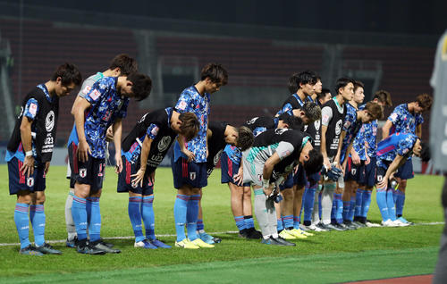 シリアに敗れ1次リーグ敗退が決まり、観客へあいさつする日本イレブン