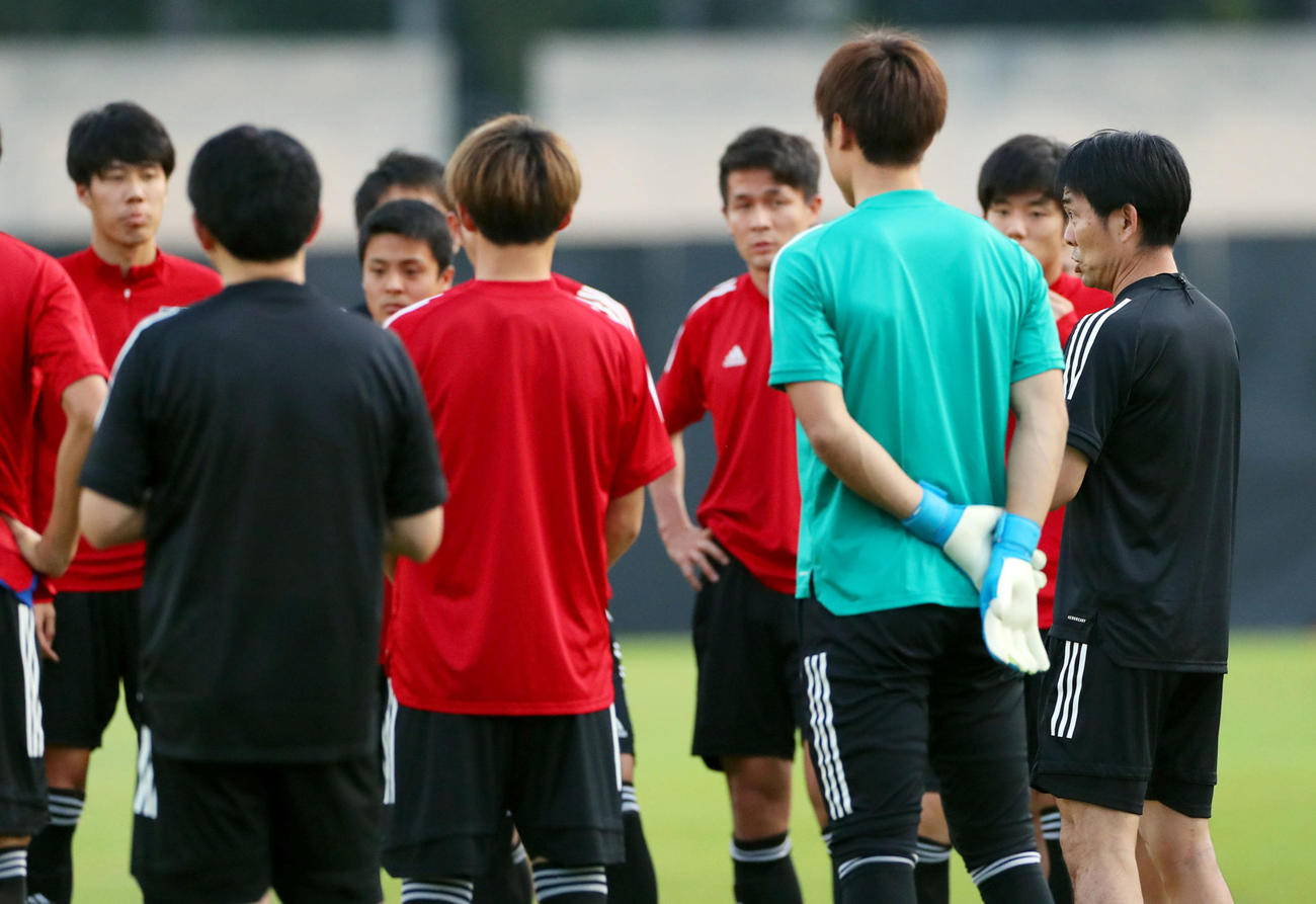 練習前、選手らを集め話をする森保監督（右端）（2020年1月14日撮影）