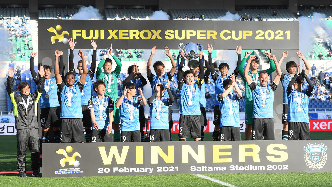 富士ゼロックススーパー杯　優勝を飾った川崎Fイレブンは喜びを爆発させる（2021年2月20日撮影）