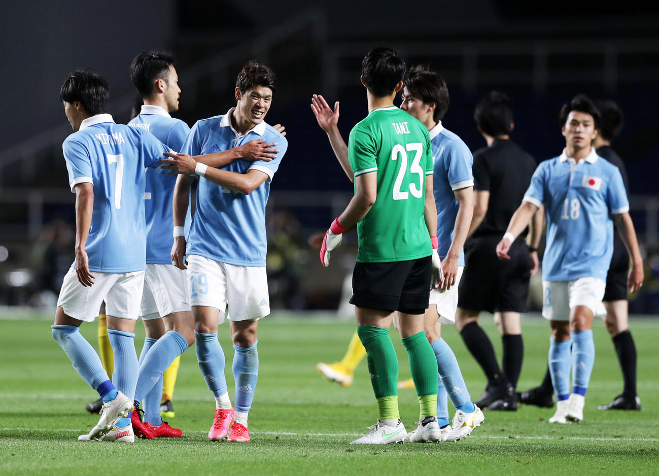 U－24ガーナに勝利しタッチを交わして喜ぶ酒井（左から3人目）らU－24日本イレブン（撮影・前田充）