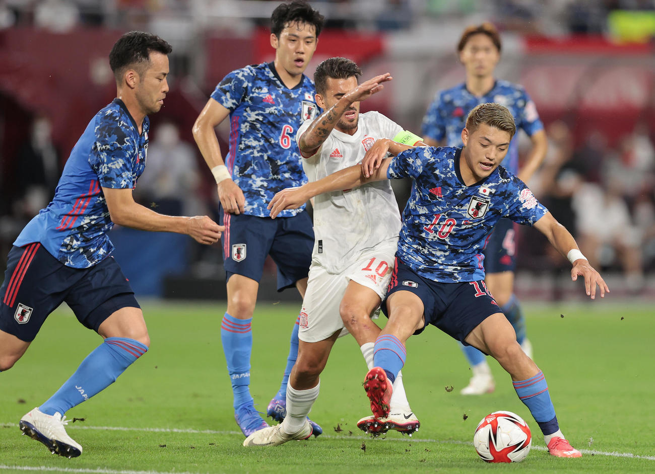 U－24日本対U－24スペイン　前半、ボールを奪う堂安（右端）（撮影・前田充）