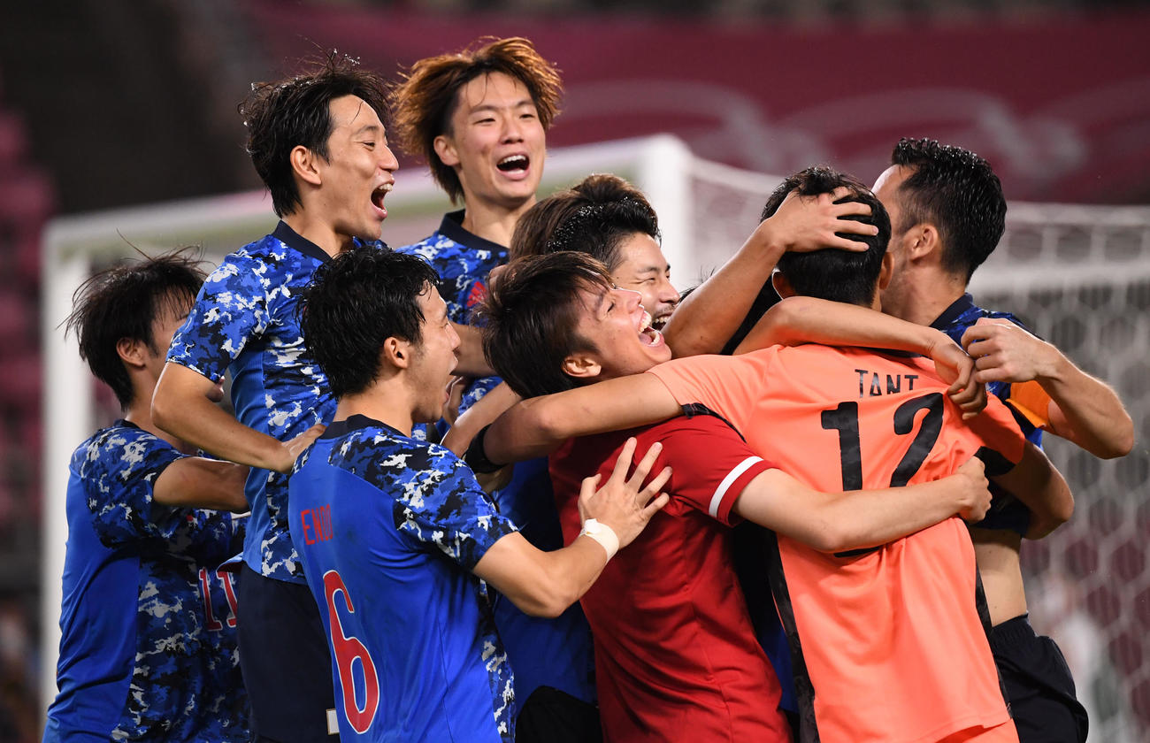 日本対ニュージーランド　PK戦の末、ニュージーランドに勝利し準決勝進出を決めた日本イレブン（撮影・横山健太）