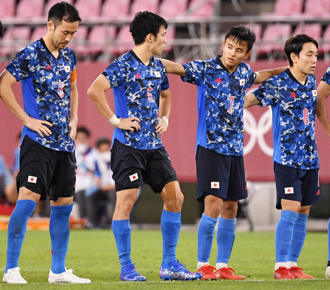 日本対ニュージーランド　PK戦前、率先して肩を組む久保（右から2人目）（撮影・横山健太）