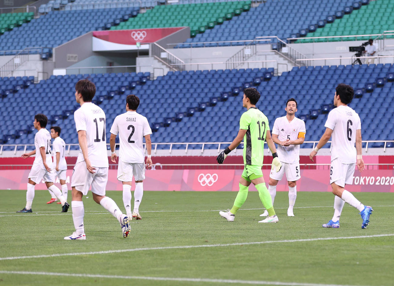日本対メキシコ　前半、2点目を奪われ、イレブンを鼓舞する吉田（右から2人目）（撮影・河野匠）
