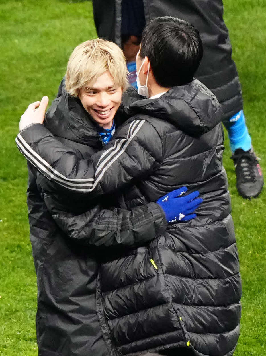 日本対サウジアラビア　試合後、森保監督（右）と勝利を喜ぶ伊東（撮影・江口和貴）