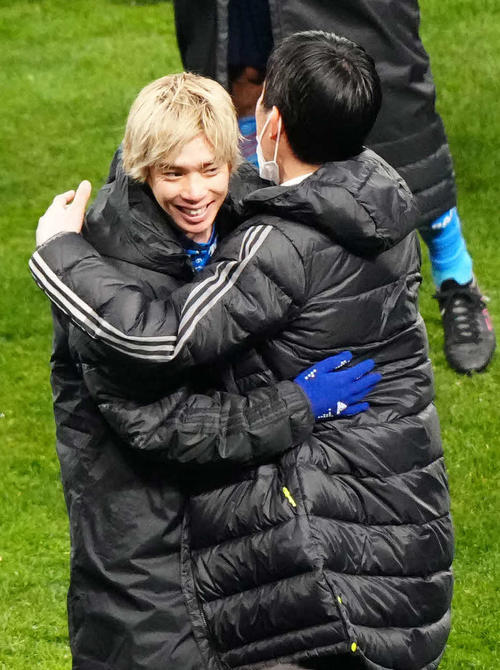 日本対サウジアラビア　試合後、森保監督（右）と勝利を喜ぶ伊東（撮影・江口和貴）