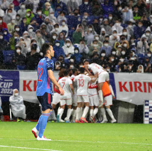 日本対チュニジア　後半、自身のファウルでPKとなり先制点を挙げられた吉田（撮影・加藤哉）