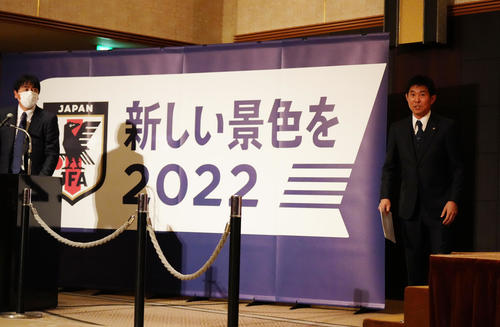 W杯カタール大会のメンバー発表会見に臨むサッカー日本代表の森保監督（右）（撮影・江口和貴）