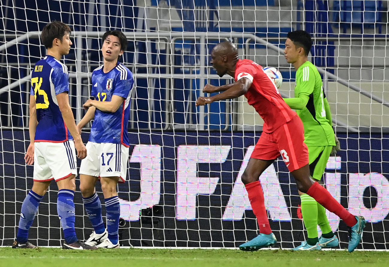 日本対カナダ　前半、失点して肩を落とす伊藤（左）と田中（同2人目）。右端はGK権田（撮影・横山健太）