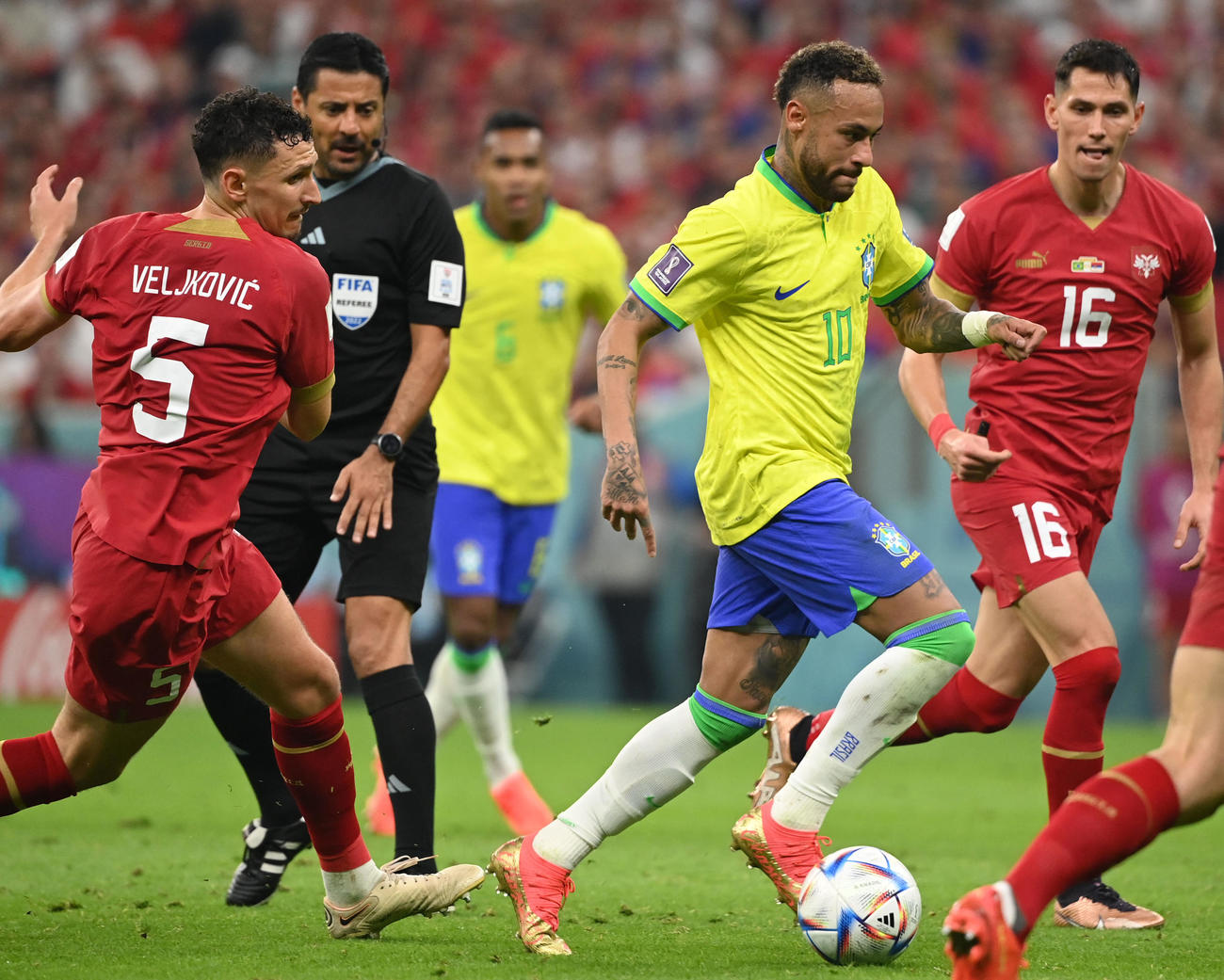 ブラジル対セルビア　後半、ドリブルで攻め込むブラジル代表ネイマール（右から2人目）（撮影・横山健太）