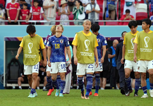 日本対コスタリカ　試合に敗れ、天を仰いで悔しがる浅野（左から2人目）ら日本の選手たち（撮影・パオロ　ヌッチ）