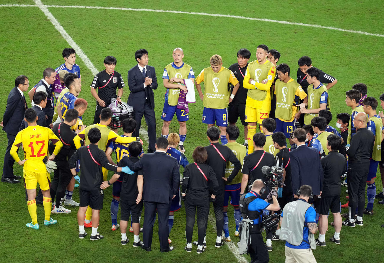 日本対クロアチア　PK戦の末に敗れた森保一監督（後方中央左）と選手たちは悔しさをにじませる（撮影・パオロ　ヌッチ）