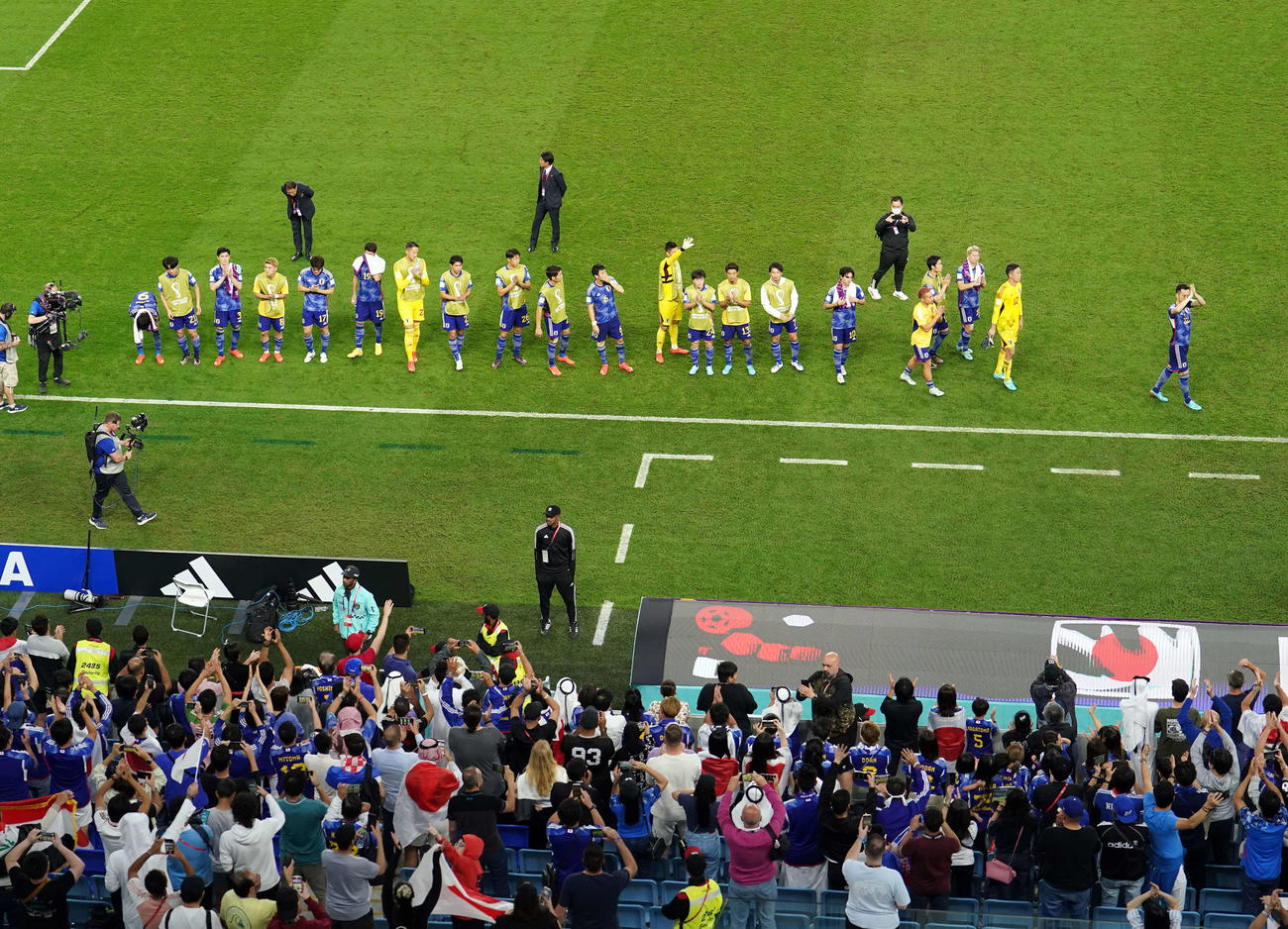 日本対クロアチア　PK戦の末に敗れた日本の選手たちはサポーターにあいさつ（撮影・パオロ　ヌッチ）