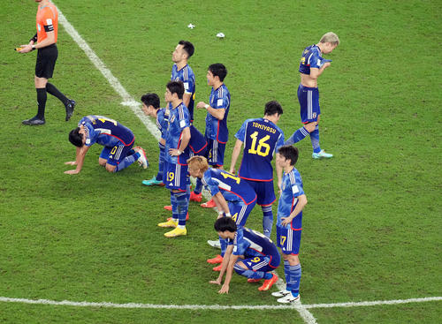 日本対クロアチア　PK戦の末に敗れてうなだれる日本の選手たち（撮影・パオロ　ヌッチ）