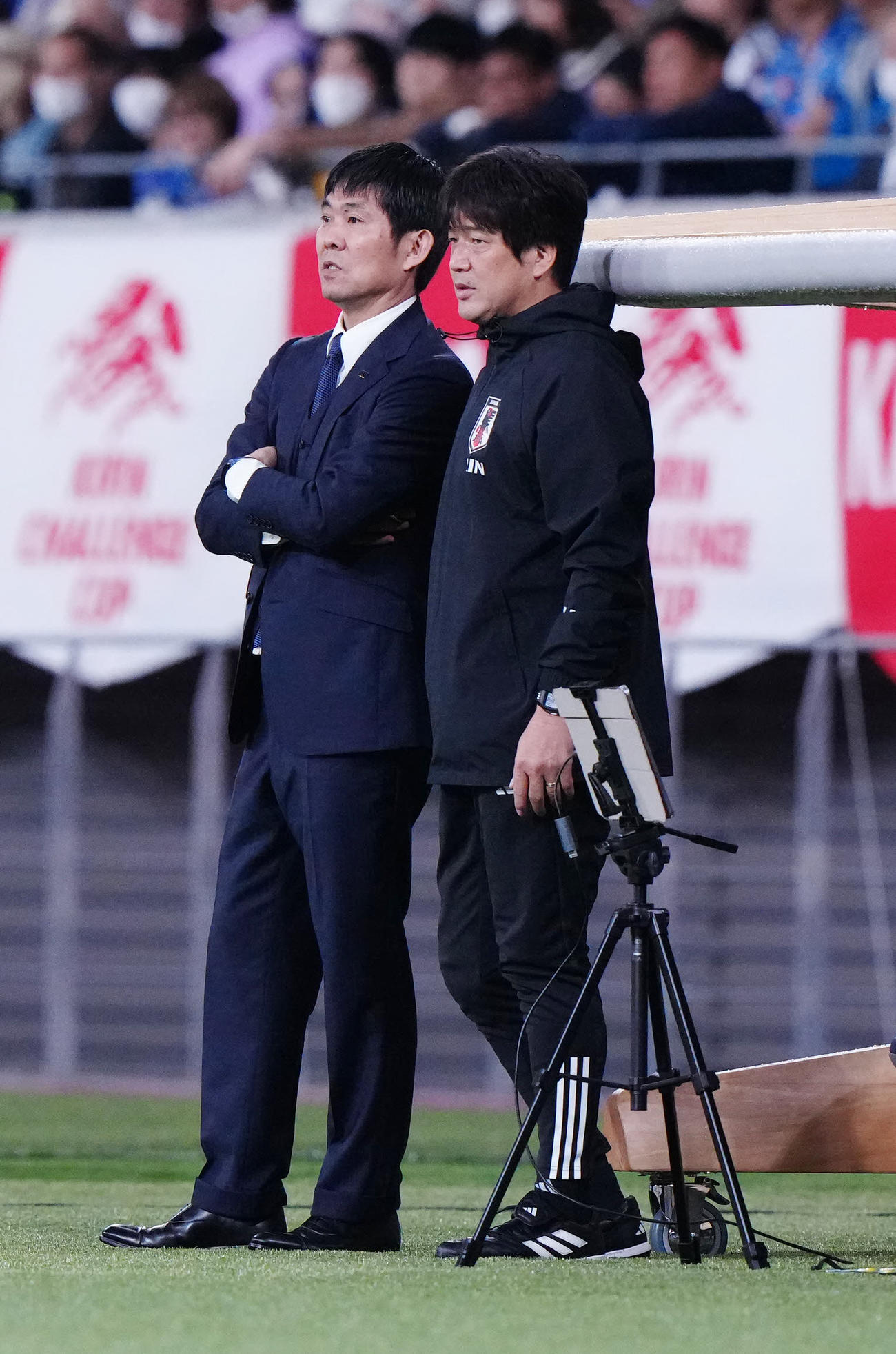 日本対ウルグアイ　前半、戦況を見守る森保監督（左）と名波コーチ（撮影・江口和貴）