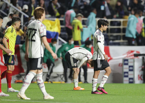 日本対コロンビア　コロンビアに敗れ、悔しそうにうつむく久保（右）ら日本の選手たち（撮影・前田充）