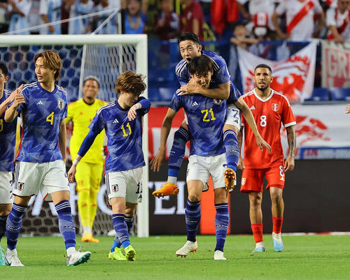 日本対ペルー　前半、先制点を決めた伊藤（右から2人目）は菅原に抱きつかれて笑顔。左から板倉、古橋（撮影・上田博志）