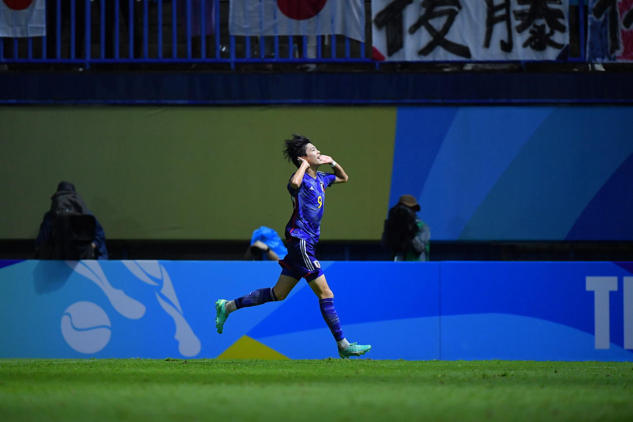 3点目を決めた道脇豊は両手を耳にあてるゴールパフォーマンス（C）2023　AFC