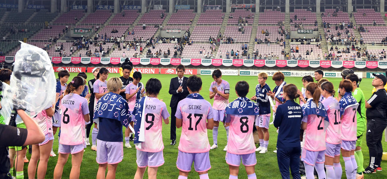 日本対パナマ　壮行セレモニーを終え円陣を組むなでしこジャパンの選手たち（撮影・たえ見朱実）