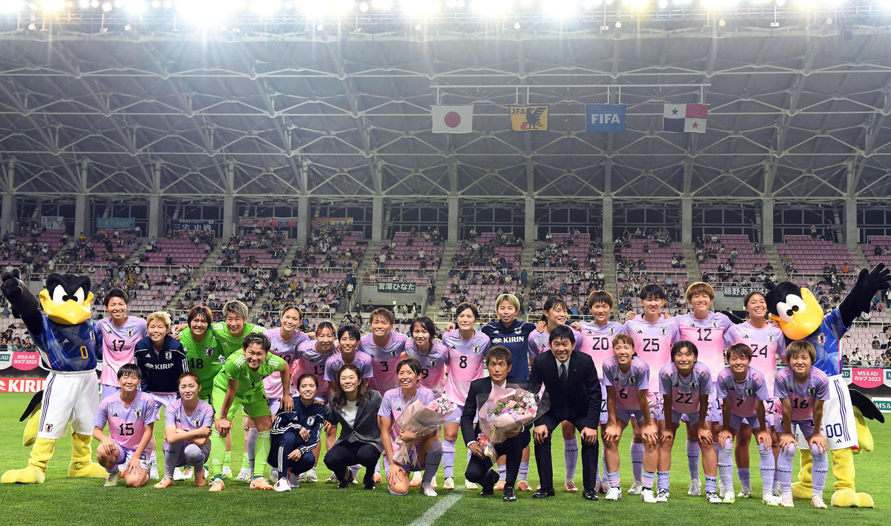 日本対パナマ　試合後の壮行セレモニーで澤さん（前列左から5人目）、サムライブルー森保監督（同8人目）とともに記念撮影に納まるなでしこジャパンの選手たち（撮影・たえ見朱実）