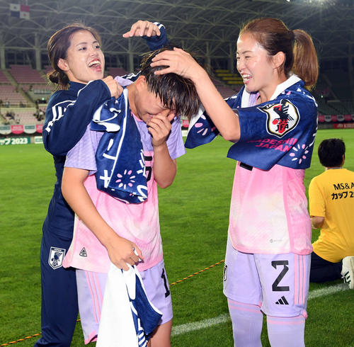 代表初ゴールを決めた藤野（中央）をいじる長谷川（左）と清水（撮影・たえ見朱実）