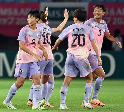 日本対パナマ　後半、ゴールを決め笑顔を見せる南（右端）（撮影・たえ見朱実）