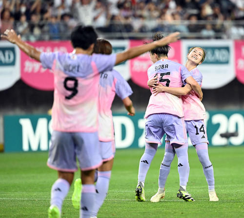 日本対パナマ　後半、ゴールを決めた藤野を抱きしめる長谷川（撮影・たえ見朱実）