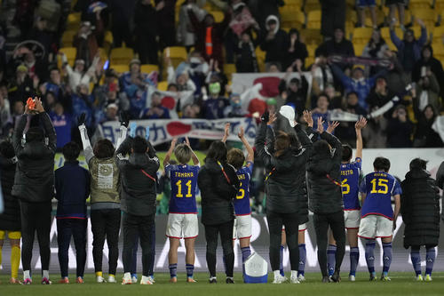 スペイン代表に勝利し、サポーターに感謝するなでしこジャパン（AP）