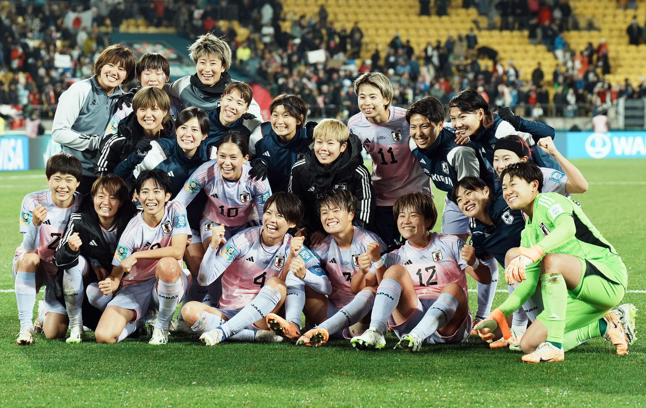 8月5日、日本対ノルウェー　快勝でベスト8進出を決め、笑顔で記念撮影に納まるなでしこジャパンの選手たち（撮影・PNP）