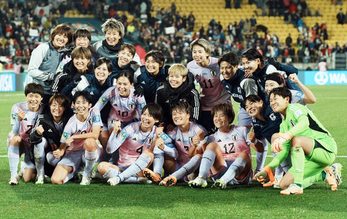 8月5日、日本対ノルウェー　快勝でベスト8進出を決め、笑顔で記念撮影に納まるなでしこジャパンの選手たち（撮影・PNP）
