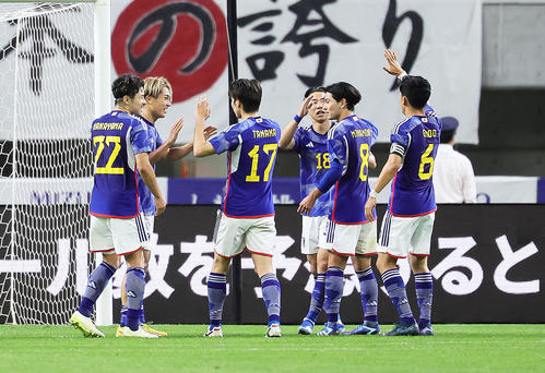 日本対カナダ　前半、ゴールを決め、喜ぶ中村（左から2人目）（撮影・足立雅史）