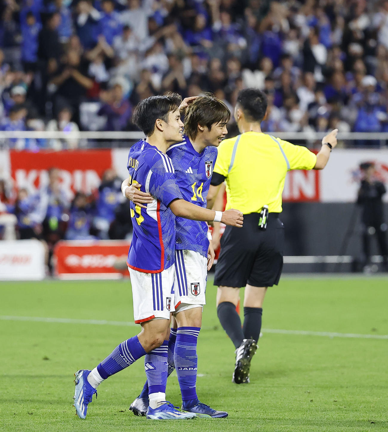 日本対チュニジア　後半、ゴールを決め、アシストのパスを出した久保（左）と喜ぶ伊東（撮影・藤尾明華）