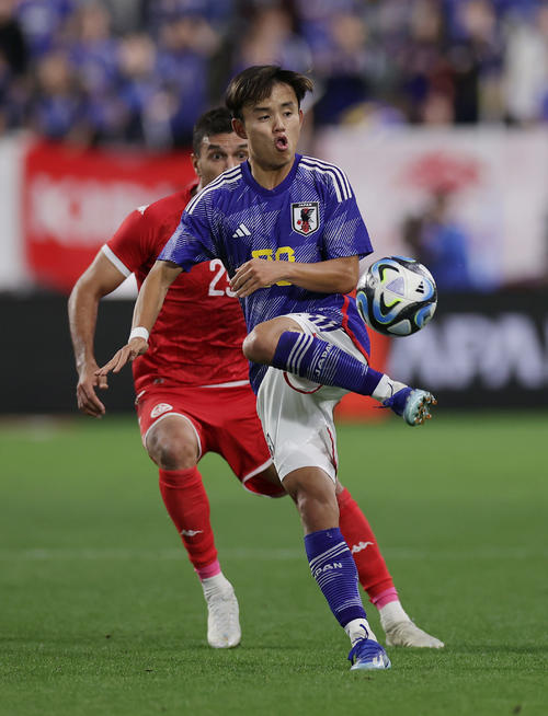 日本対チュニジア　後半、パスを出す久保（撮影・前田充）