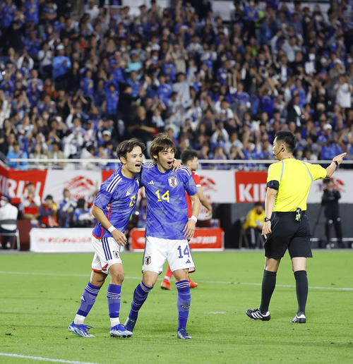 日本対チュニジア　後半、ゴールを決め、アシストのパスを出した久保（左）と喜ぶ伊東（撮影・藤尾明華）