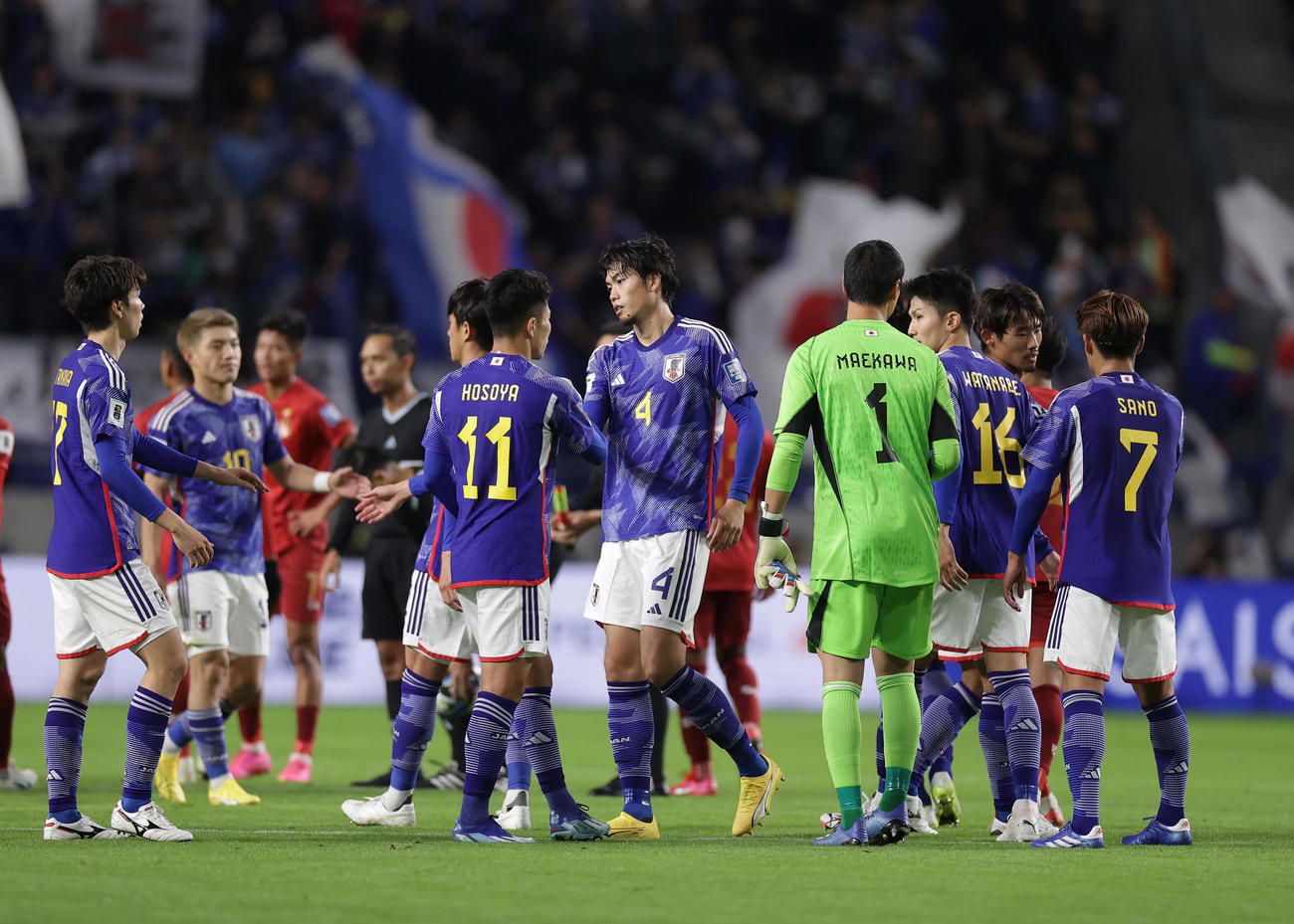 日本対ミャンマー　試合後、細谷（中央左）らと喜び合う町田（同右）らイレブン（撮影・前田充）