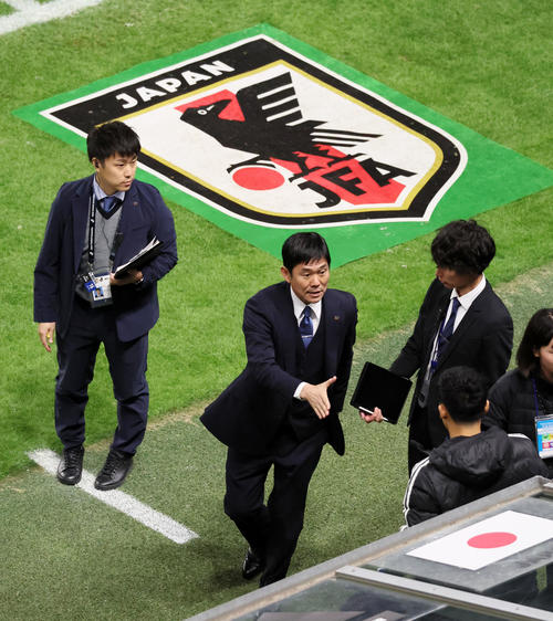 日本対ミャンマー　ミャンマーに勝利し関係者と握手する森保監督（中央）（撮影・加藤哉）